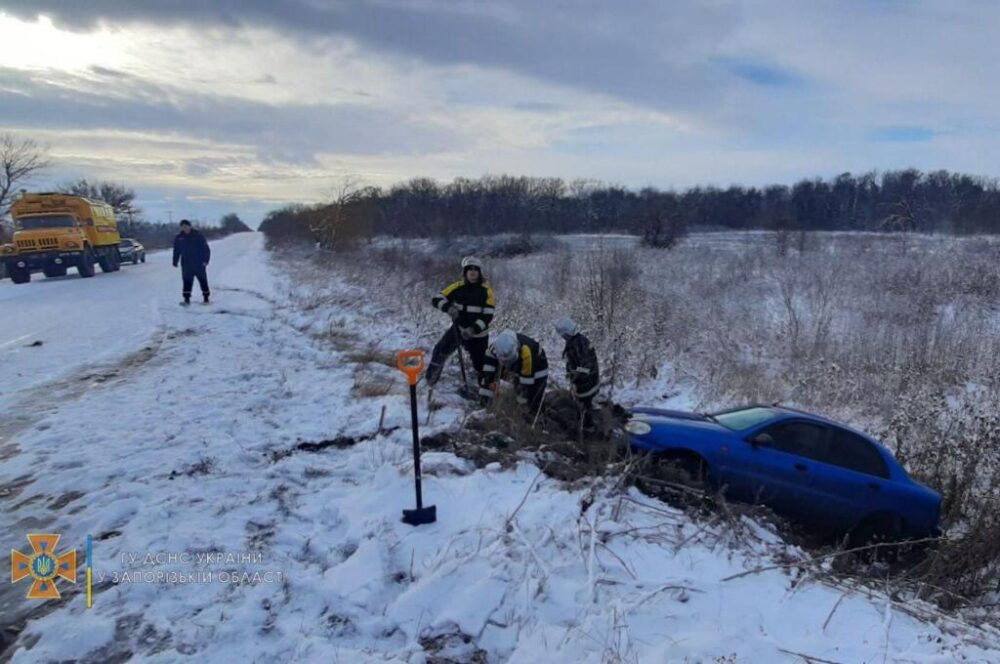 В Запорожской области спасатели вытащили из снежных заносов 22 автомобиля, - ФОТО 1 photo 2021 12 28 16 07 48 result scaled