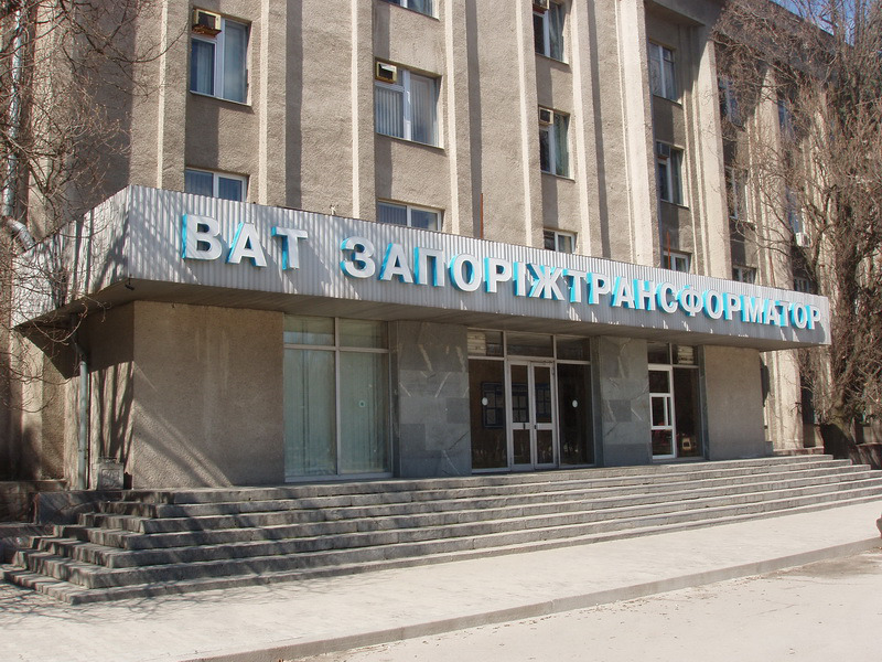 В Запорожье возле завода упал с высоты, а потом на него упала плита