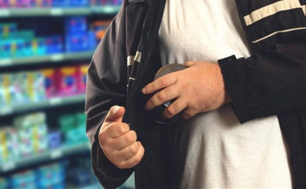 В Запорожье мужчина совершил кражу в пивном магазине под носом у продавца и попал на ВИДЕО