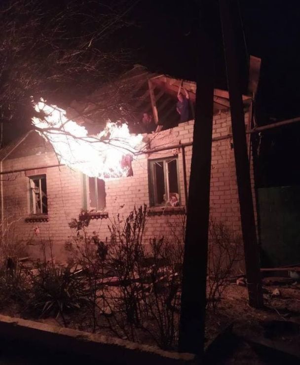 Станица Луганская обстреляна со стороны "ЛНР": пылает дом