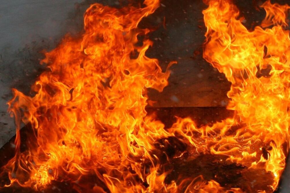В Запорожье мужчина получил ожоги головы и рук во время пожара 
