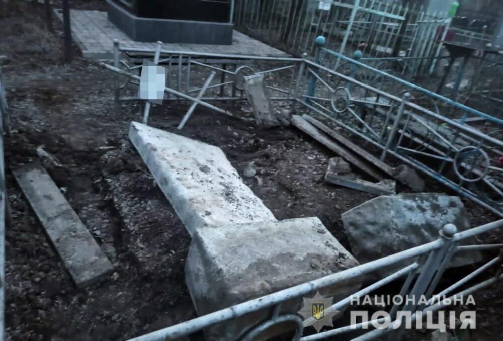 В Запорожье вандалы на кладбище повредили пять памятников, - ФОТО