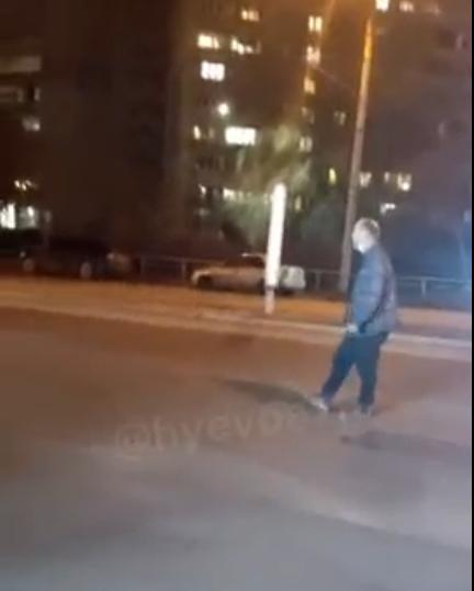 В Запорожье мужчина разгуливал посреди проезжей части, - ВИДЕО