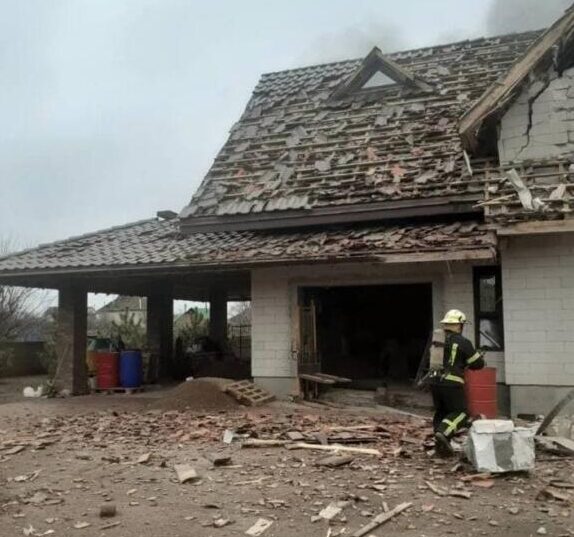 В Мелитополе при обстреле снаряд попал в дом, пострадал ребенок, – ФОТО