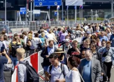 Гігантська черга на вхід до аеропорту Схіпхол. Пускають лише за 4 години до вильоту