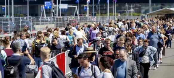 Гігантська черга на вхід до аеропорту Схіпхол. Пускають лише за 4 години до вильоту