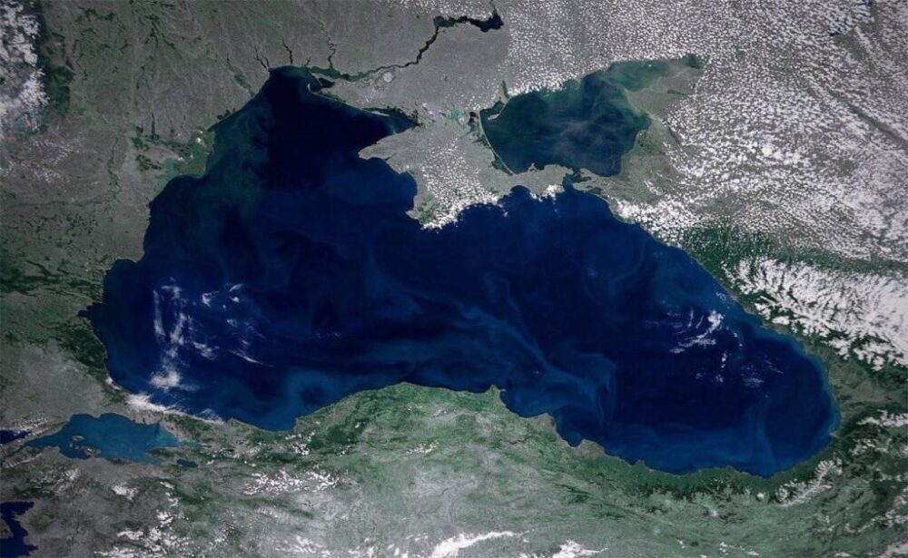 Групу з 13 озброєних кораблів тримає у морях Росія