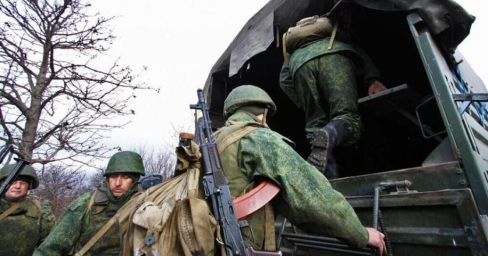 Російські загарбники виводять техніку з окупованого міста Запорізької області