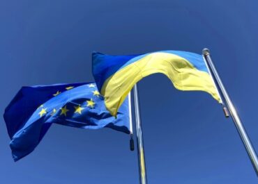 прапори Євросоюза та України