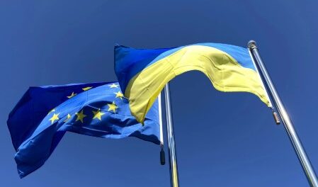 прапори Євросоюза та України