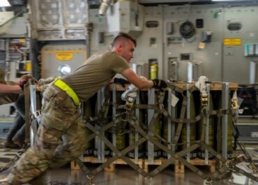 Постачання зброї в Україну