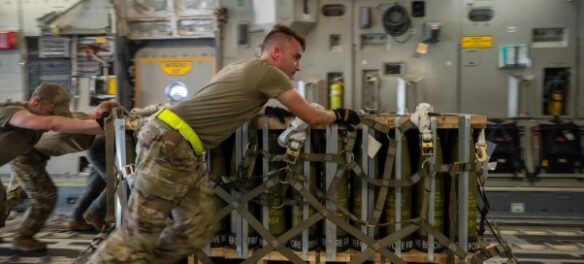 Постачання зброї в Україну