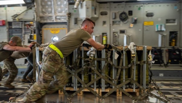 Постачання зброї в Україну