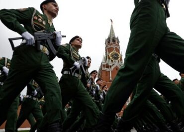 Парад 9 травня у Москві пройде без техніки: РФ пояснила рішення «оперативною обстановкою» 13 parad