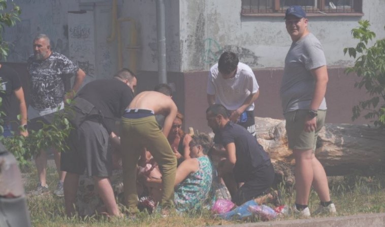У Запоріжжі КАБ влучив біля гаражів та дитсадка: одна загибла, 11 поранених, пошкоджені багатоповерхівки