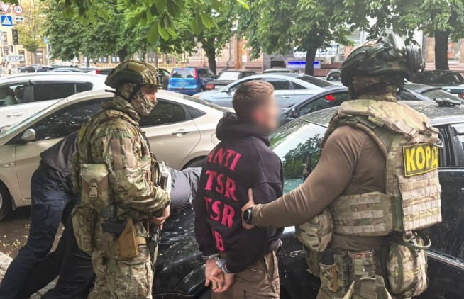 У Запоріжжі затримали чоловіка, який продав автомат за 2000 доларів 6 3 2