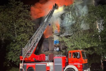 У центрі Запоріжжя через атаку «шахеда» спалахнув будинок: кількість поранених зросла