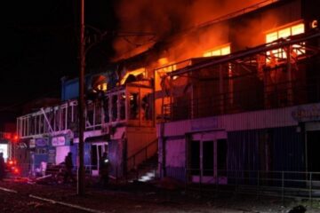 Росія атакувала Центральний ринок Запоріжжя: «Шахед» спричинив масштабну пожежу
