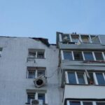 У Запоріжжі шахед влучив у дах багатоповерхівки: четверо постраждалих