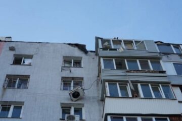 У Запоріжжі шахед влучив у дах багатоповерхівки: четверо постраждалих