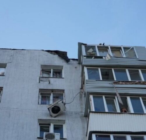 У Запоріжжі шахед влучив у дах багатоповерхівки: четверо постраждалих