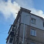 Російський дрон знову вдарив по багатоповерхівці, яку атакували торік