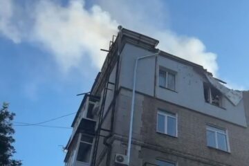 Російський дрон знову вдарив по багатоповерхівці, яку атакували торік