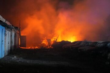 РФ атакувала Запоріжжя: у місті пожежа, пошкоджені будівлі