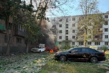 У Запоріжжі після удару КАБу спалахнули автомобілі: вибух стався біля житлових будинків