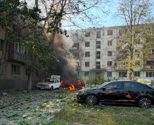 У Запоріжжі після удару КАБу спалахнули автомобілі: вибух стався біля житлових будинків
