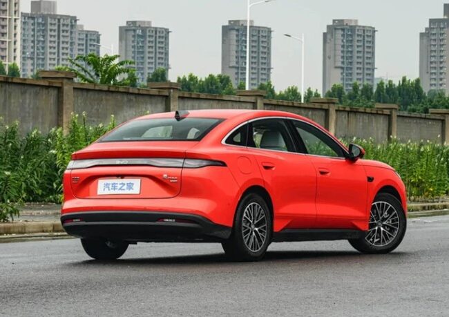 Заголовок: Запас ходу до 2370 км і ціна від $14 700: BYD запустила продажі нового Qin Max